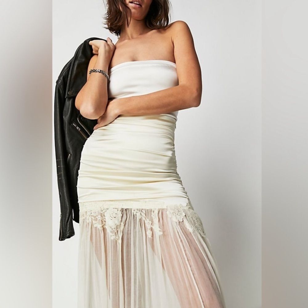 Brenda Knight xL FreeโPeople
Nigel Preston Bandage Ethereal Lace Maxi Skโฆ